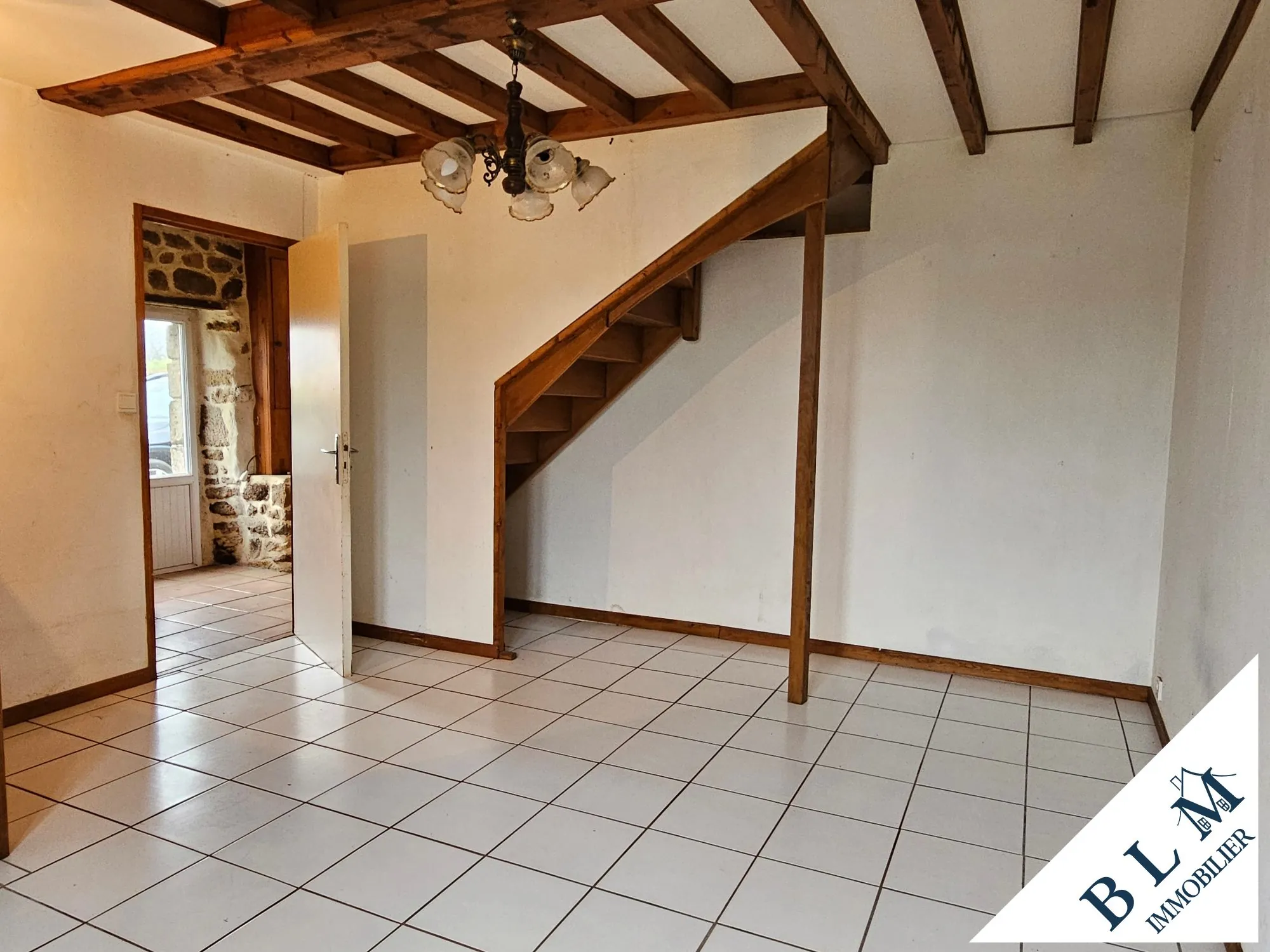 Maison en pierre à rénover à Carneville - 92m² avec dépendance et jardin 