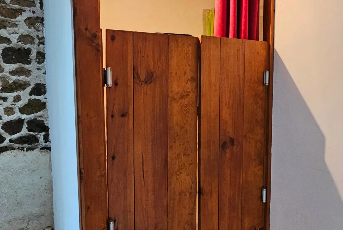 Maison en pierre à rénover à Carneville - 92m² avec dépendance et jardin 