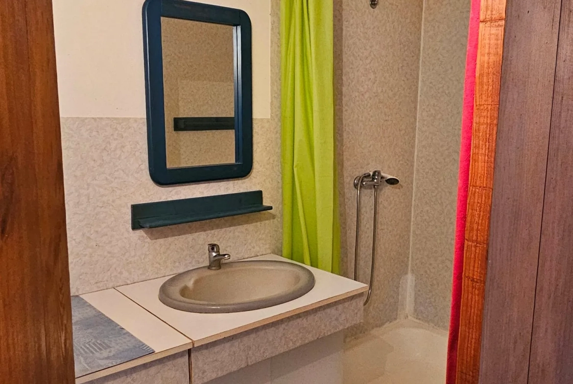 Maison en pierre à rénover à Carneville - 92m² avec dépendance et jardin 