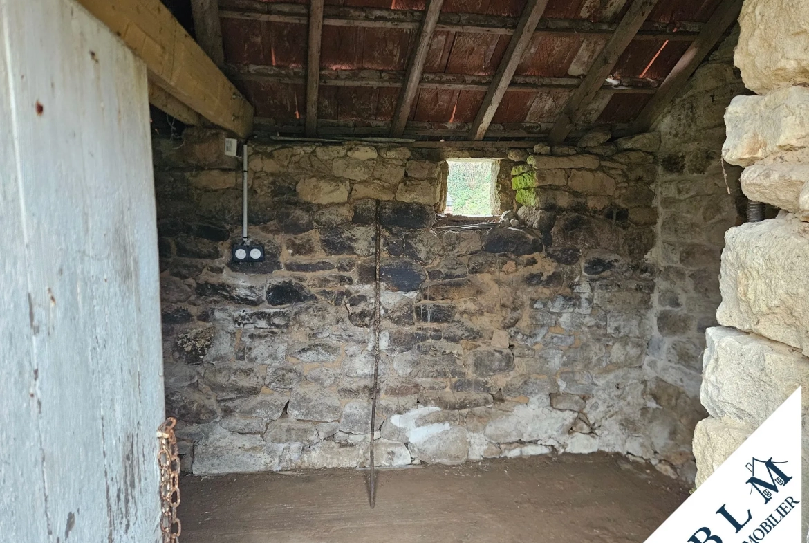 Maison en pierre à rénover à Carneville - 92m² avec dépendance et jardin 