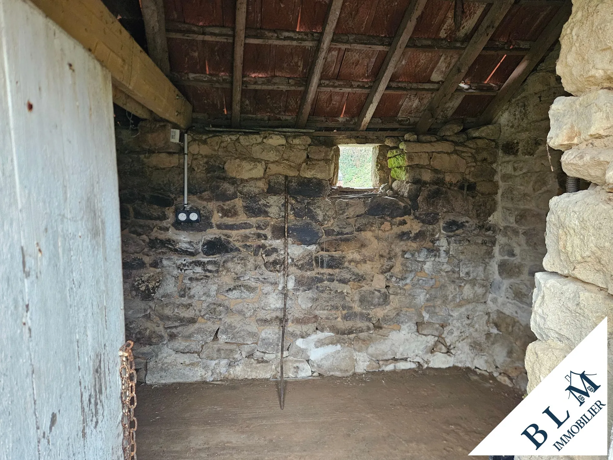 Maison en pierre à rénover à Carneville - 92m² avec dépendance et jardin 