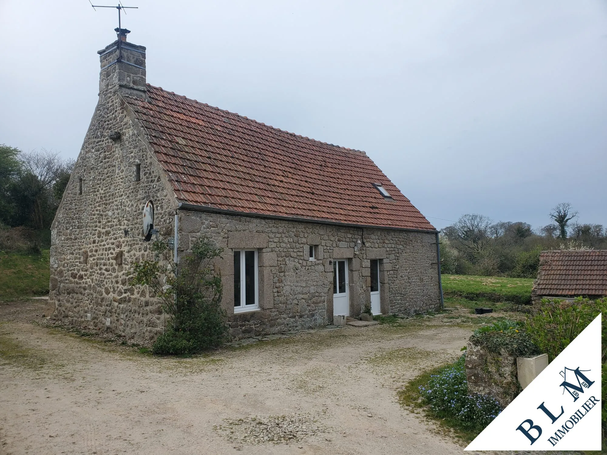 Maison en pierre à rénover à Carneville - 92m² avec dépendance et jardin 