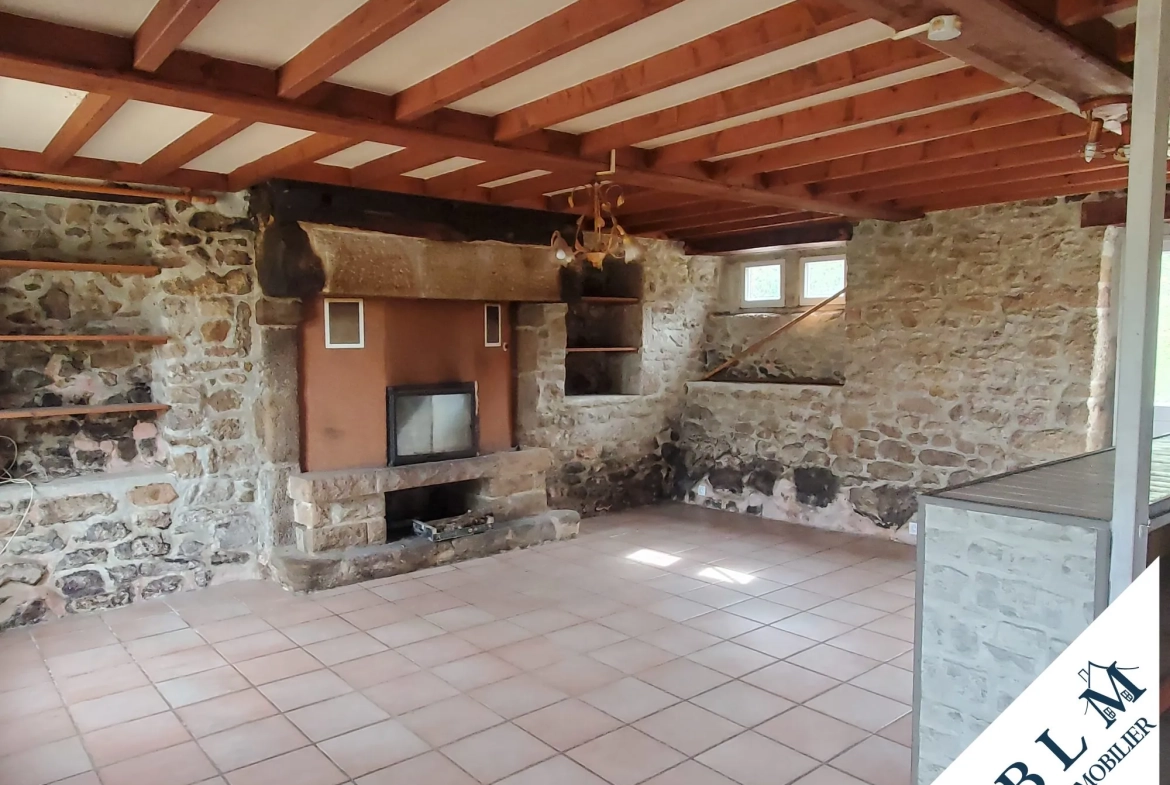 Maison en pierre à rénover à Carneville - 92m² avec dépendance et jardin 