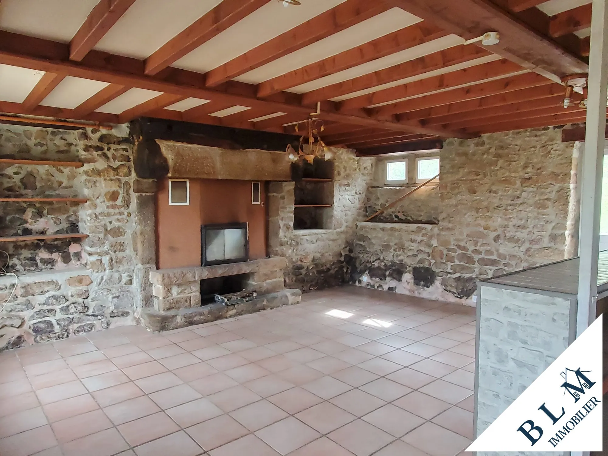 Maison en pierre à rénover à Carneville - 92m² avec dépendance et jardin 