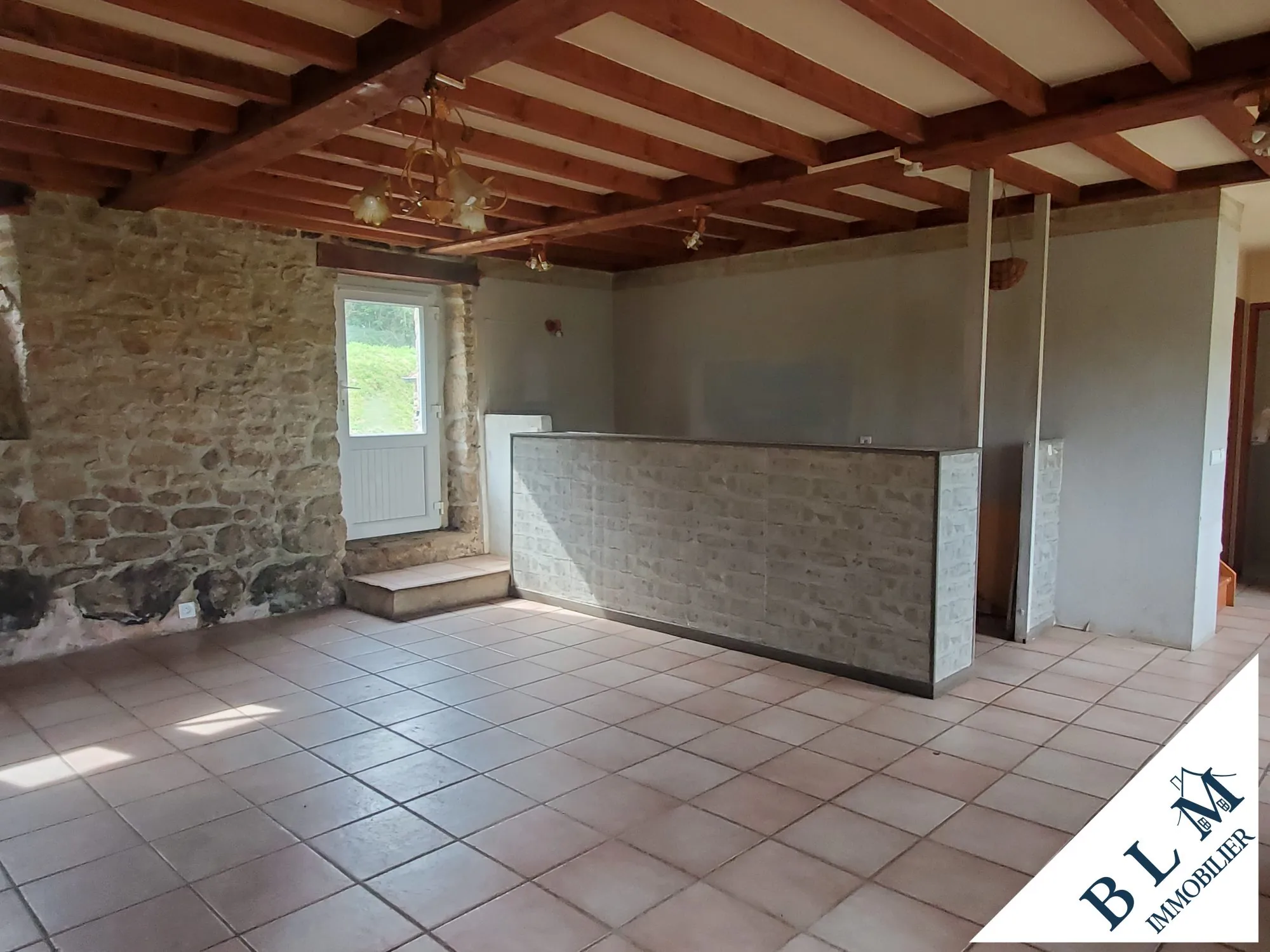 Maison en pierre à rénover à Carneville - 92m² avec dépendance et jardin 