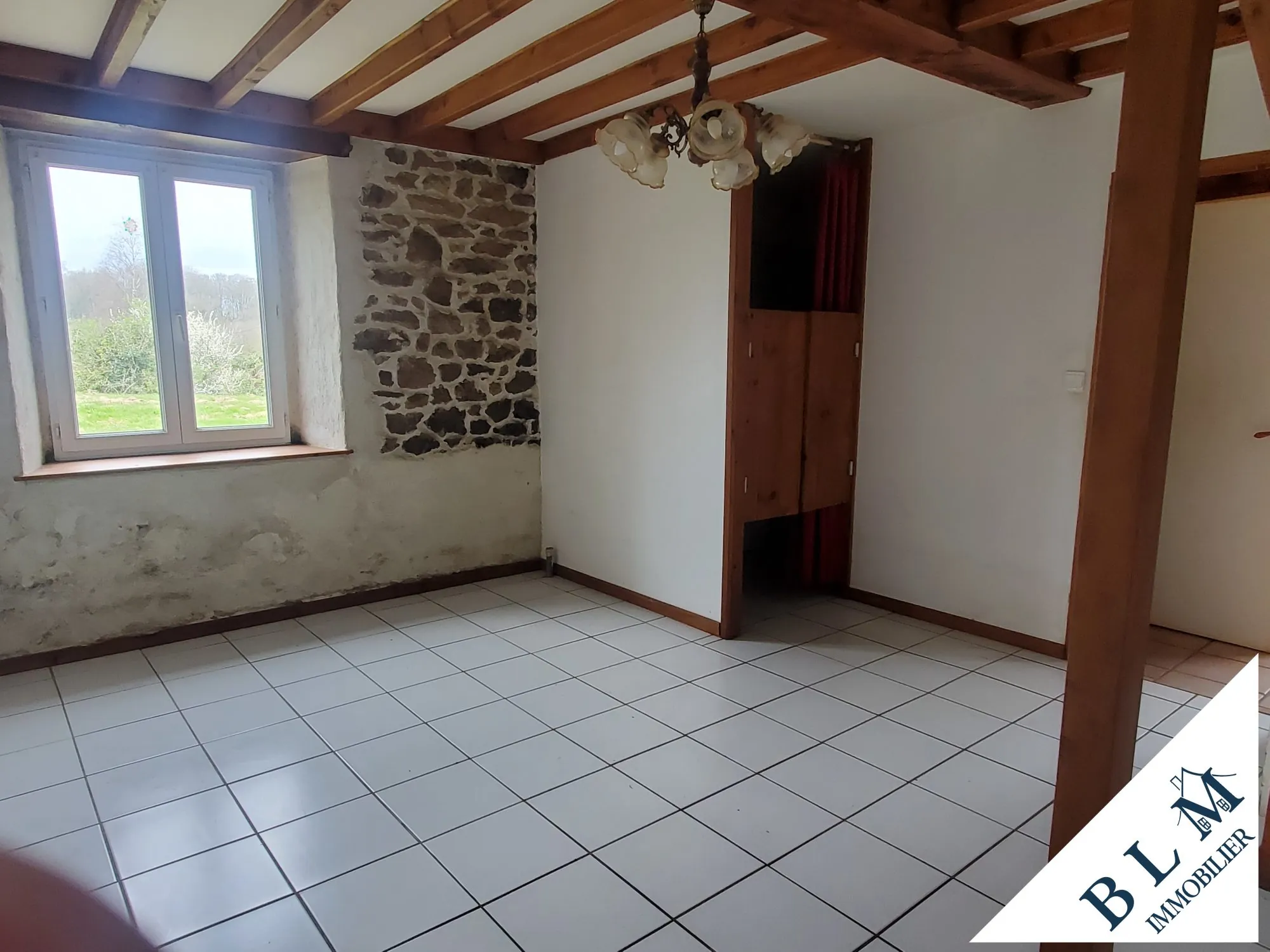 Maison en pierre à rénover à Carneville - 92m² avec dépendance et jardin 