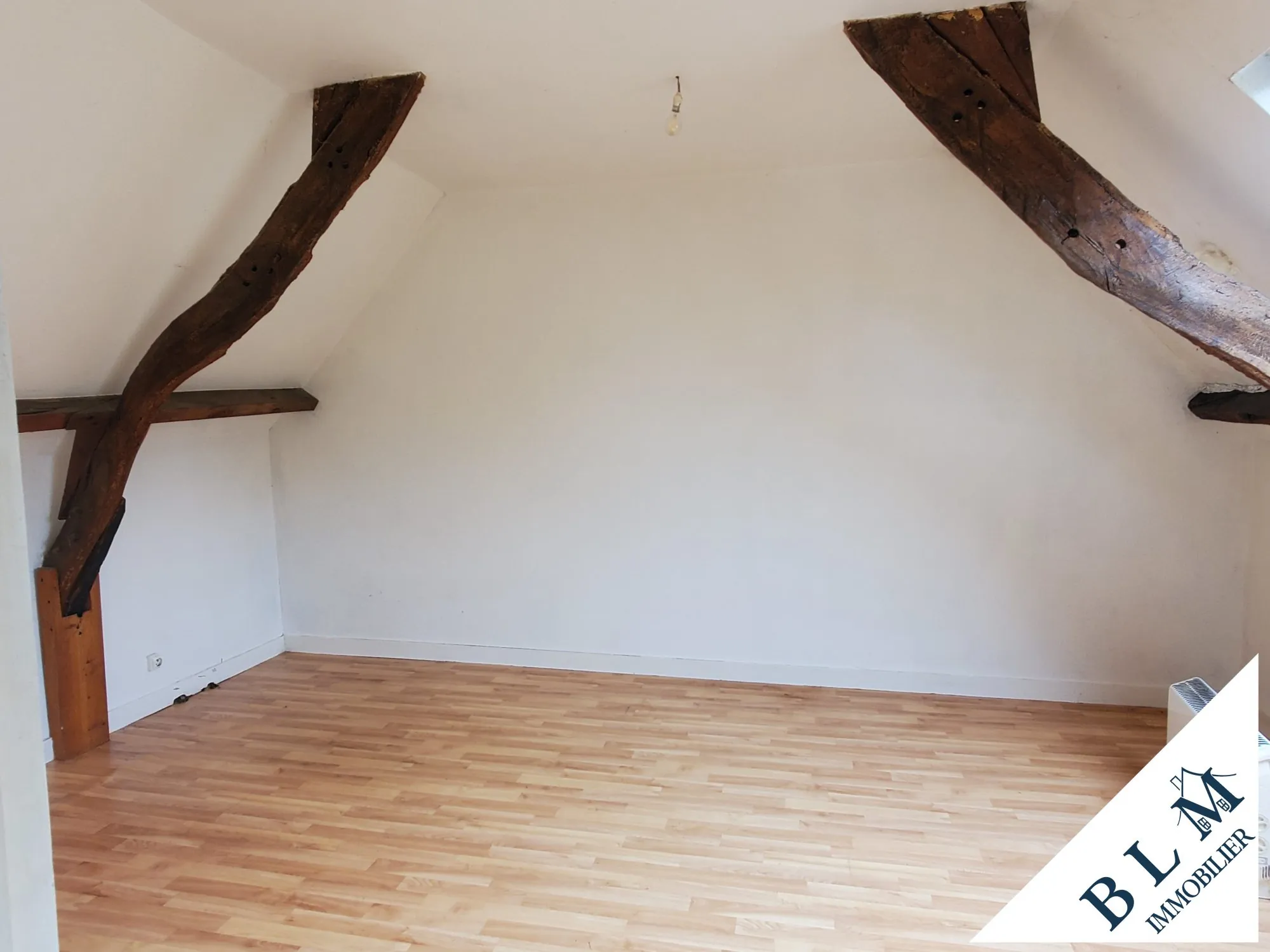 Maison en pierre à rénover à Carneville - 92m² avec dépendance et jardin 