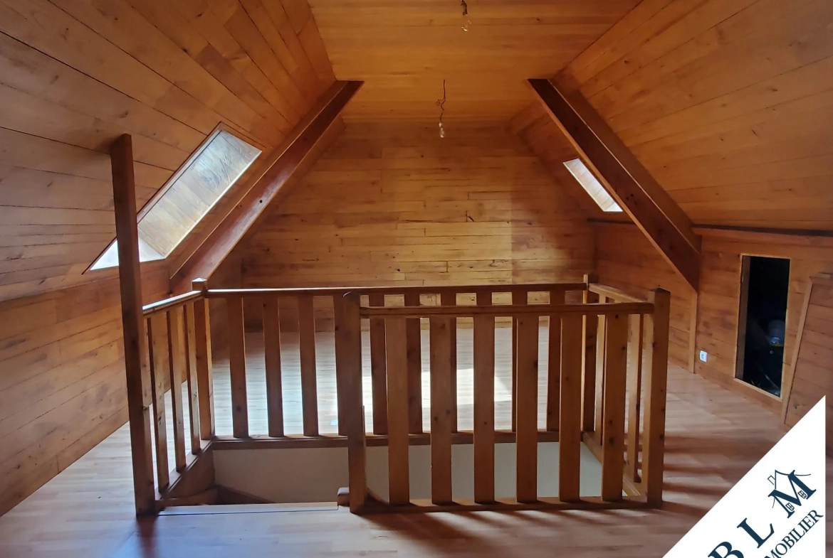 Maison en pierre à rénover à Carneville - 92m² avec dépendance et jardin 