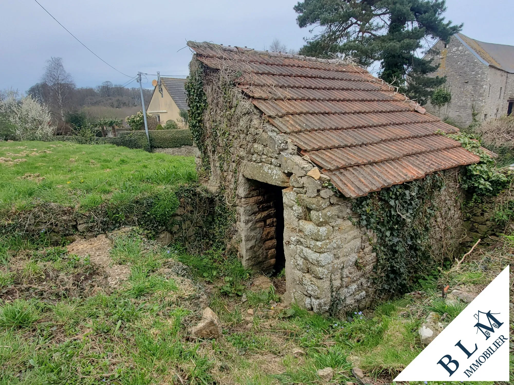 Maison en pierre à rénover à Carneville - 92m² avec dépendance et jardin 