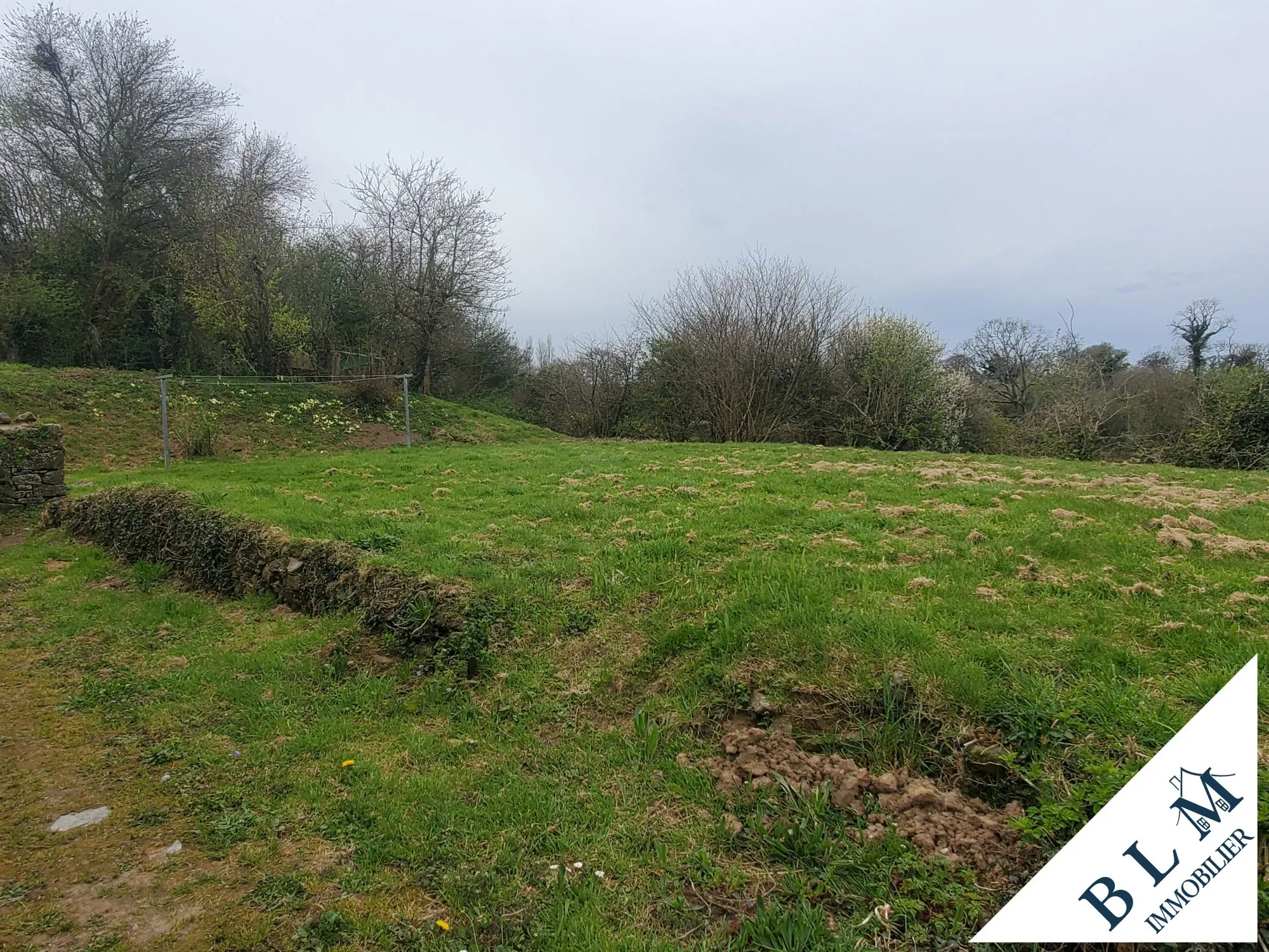 Maison en pierre à rénover à Carneville - 92m² avec dépendance et jardin 