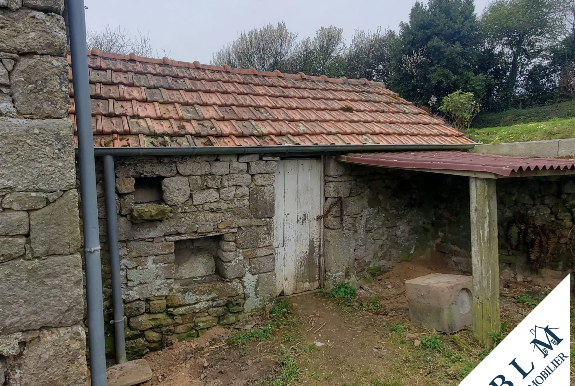 Maison en pierre à rénover à Carneville - 92m² avec dépendance et jardin 