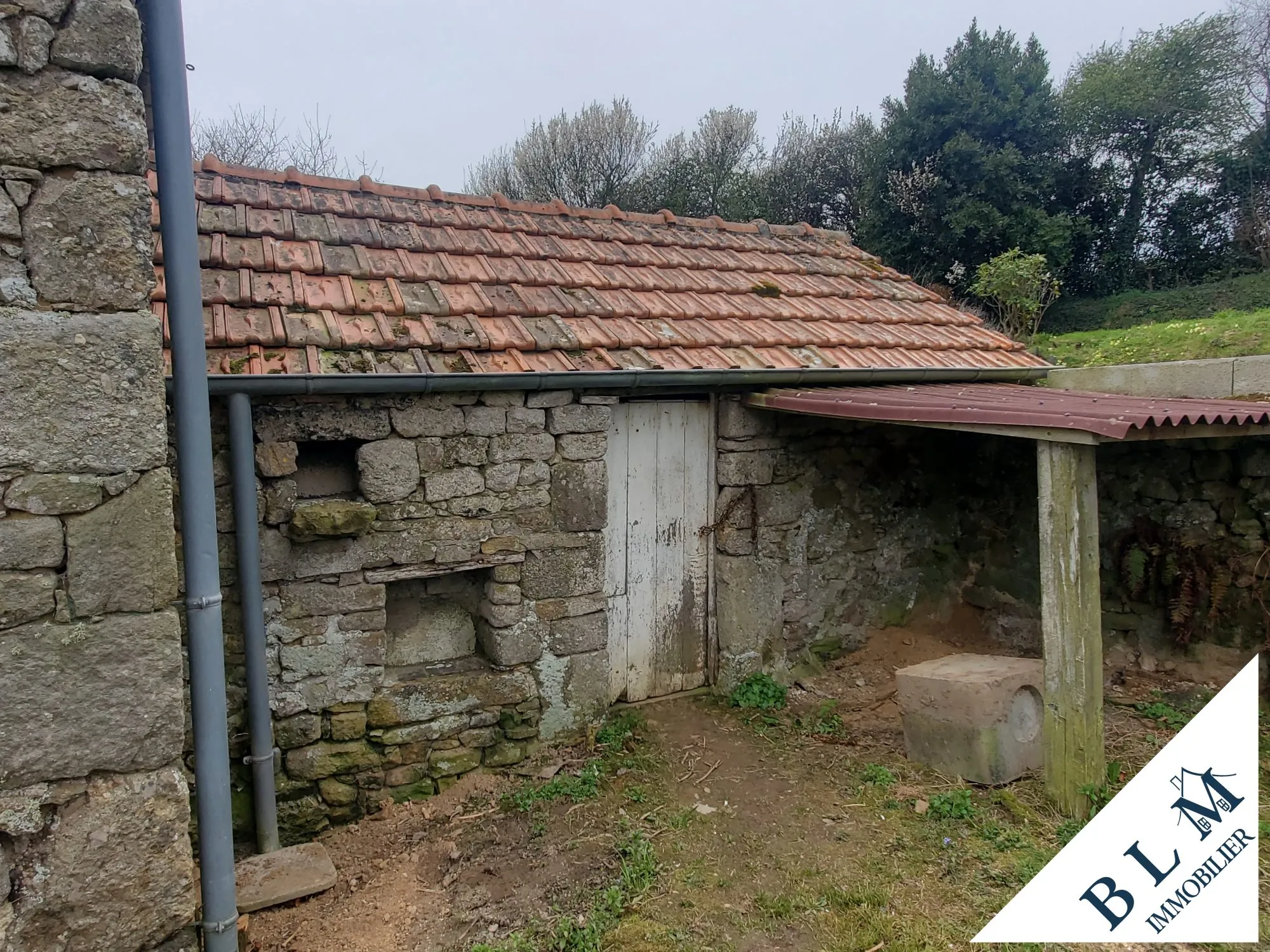 Maison en pierre à rénover à Carneville - 92m² avec dépendance et jardin 