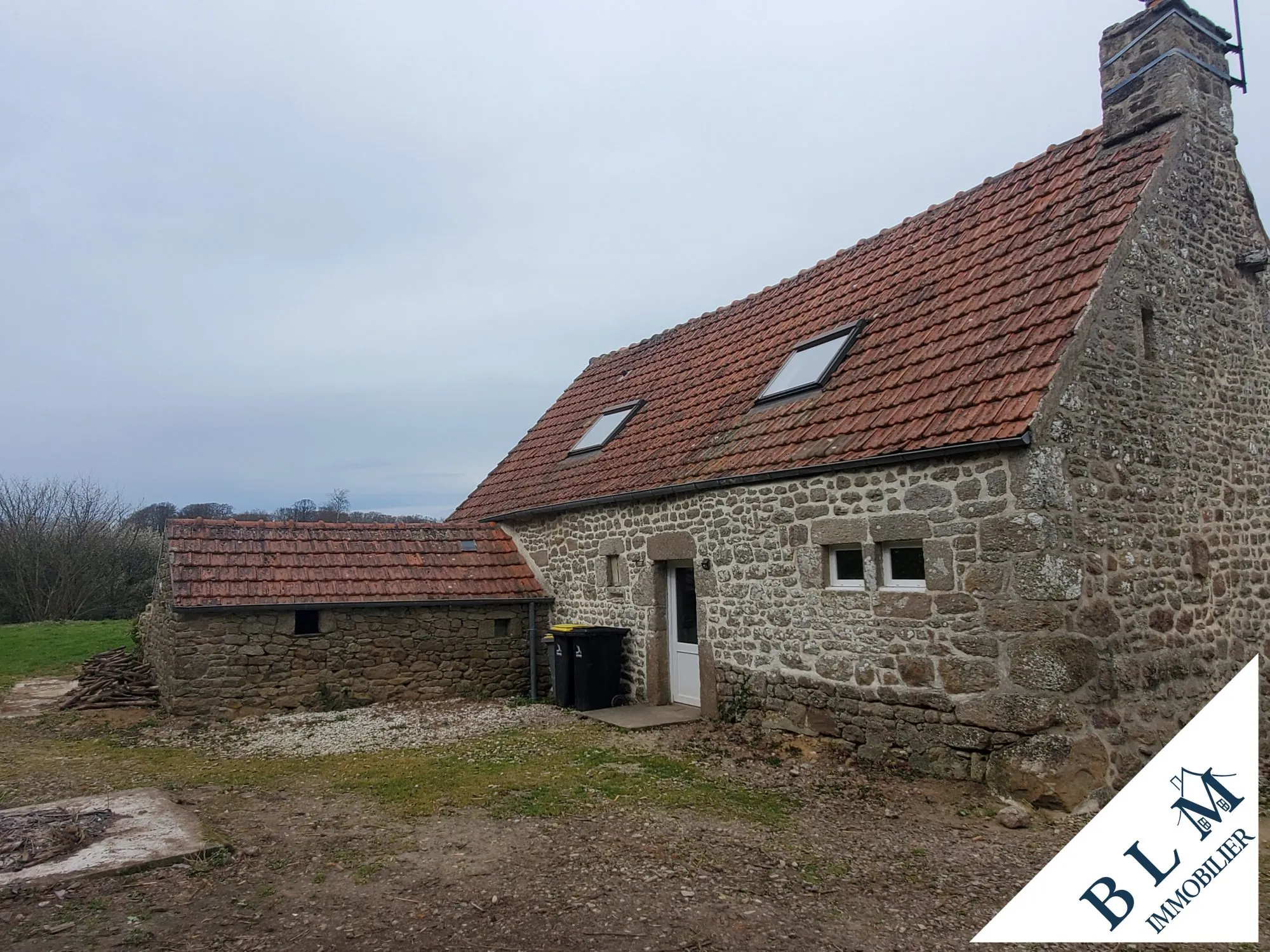 Maison en pierre à rénover à Carneville - 92m² avec dépendance et jardin 