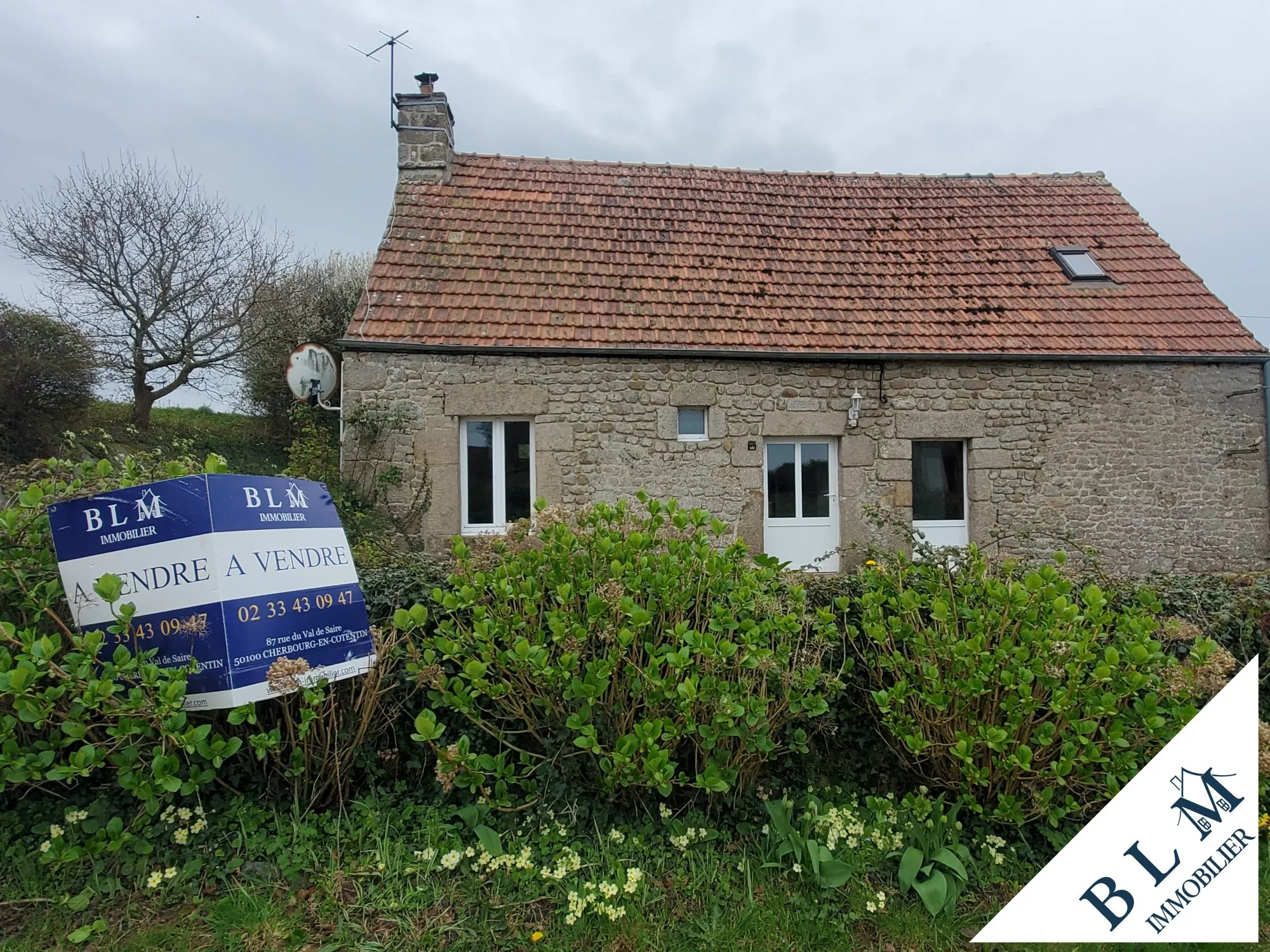 Maison en pierre à rénover à Carneville - 92m² avec dépendance et jardin 