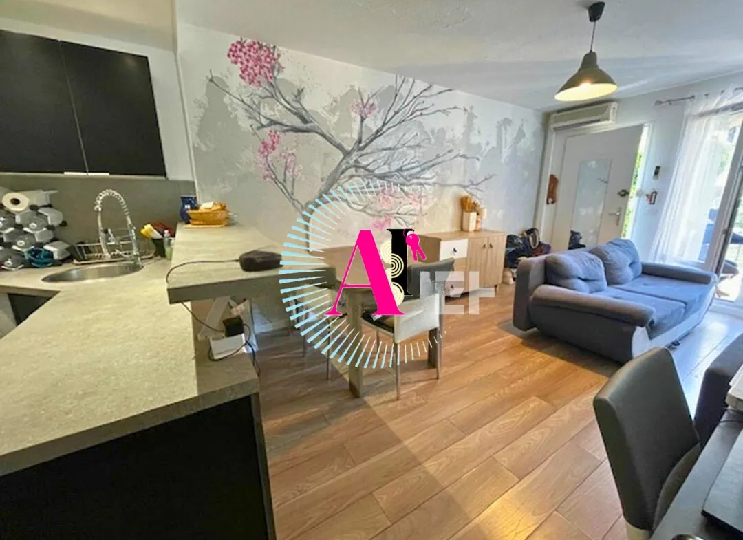Maison de ville à vendre à Vallauris - 50 m² avec terrasse et garage 