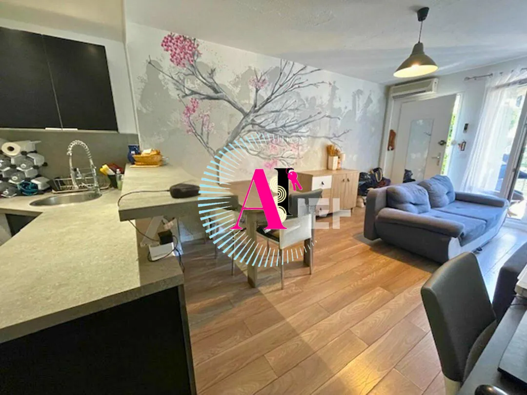 Maison de ville à vendre à Vallauris - 50 m² avec terrasse et garage 
