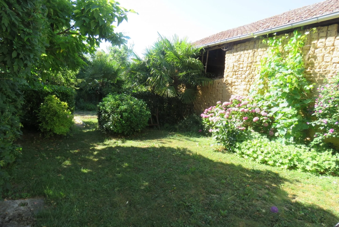 Belle maison de village à vendre à Castelnau-Magnoac – 145m² avec terrain et dépendance 