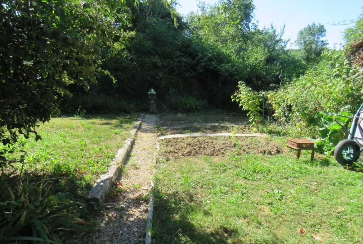 Belle maison de village à vendre à Castelnau-Magnoac – 145m² avec terrain et dépendance 