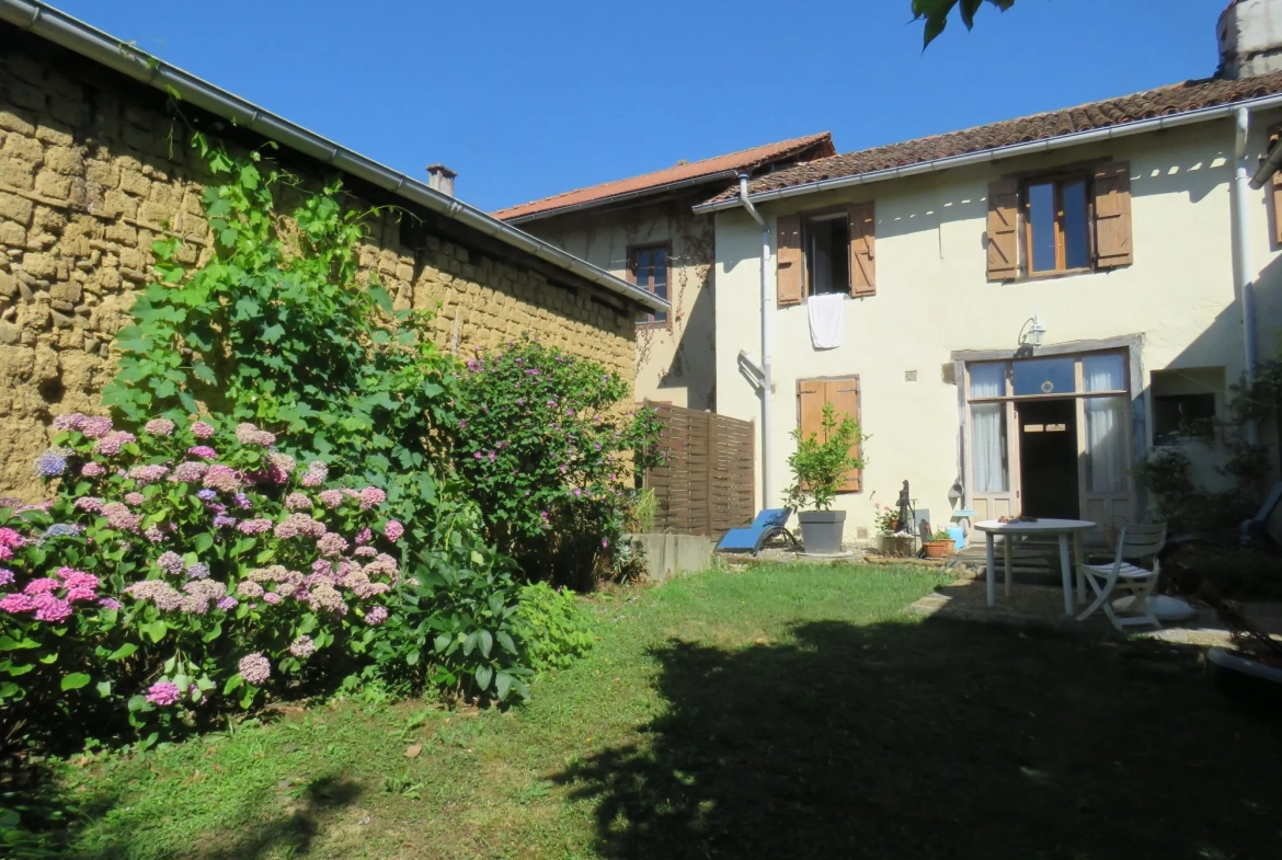 Belle maison de village à vendre à Castelnau-Magnoac – 145m² avec terrain et dépendance 