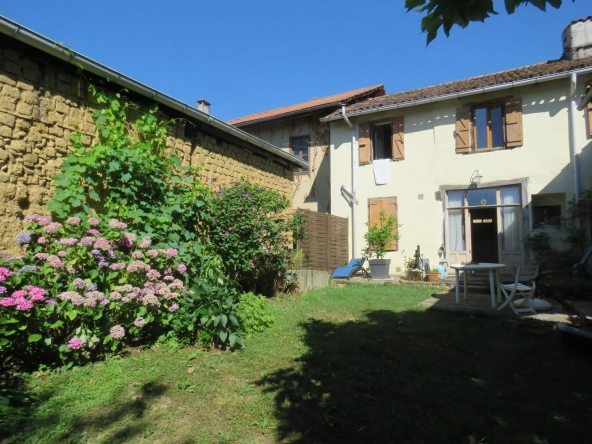 Belle maison de village à vendre à Castelnau-Magnoac – 145m² avec terrain et dépendance