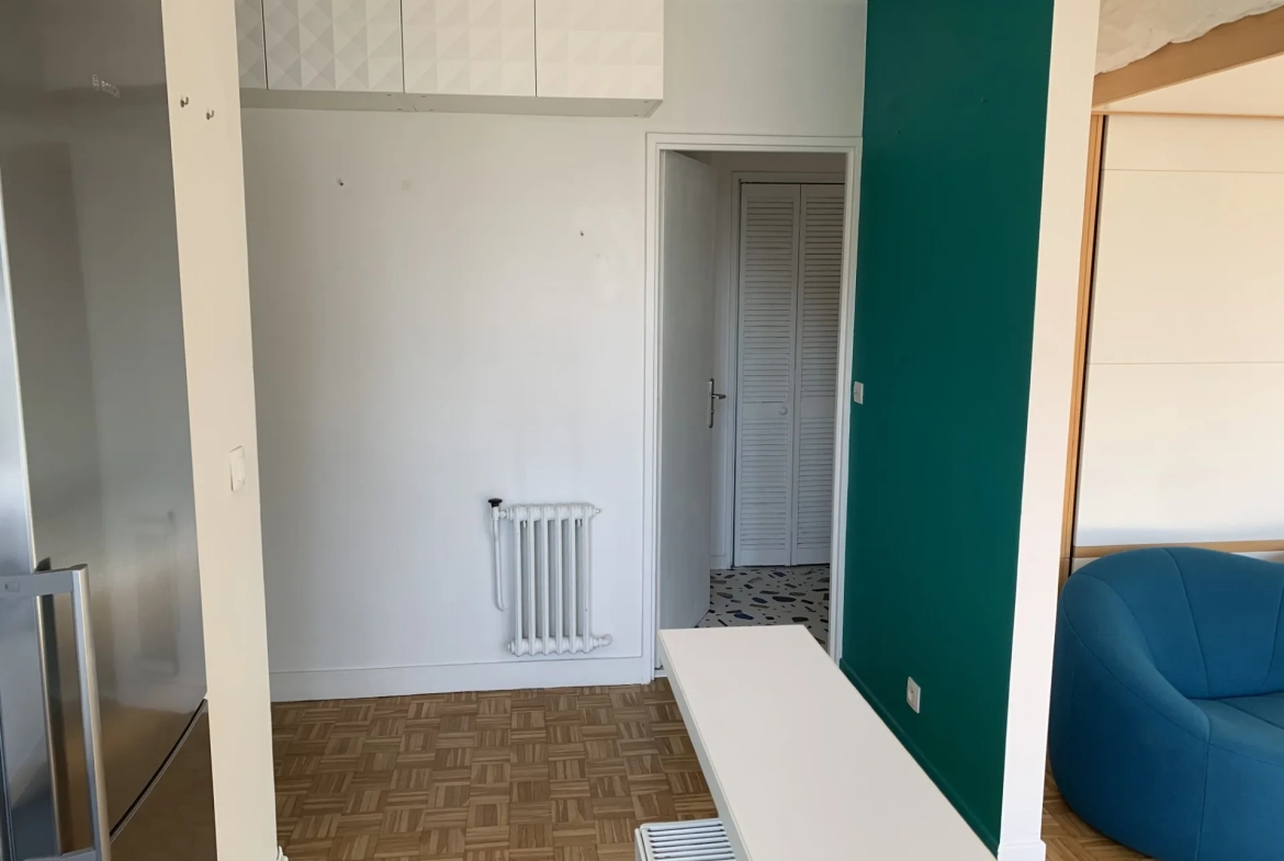 Studio à vendre à Courbevoie proche La Défense avec vue dégagée et parking 