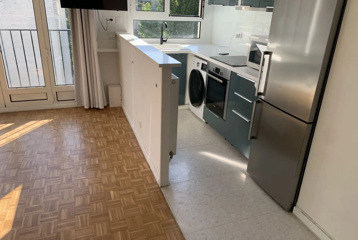 Studio à vendre à Courbevoie proche La Défense avec vue dégagée et parking 