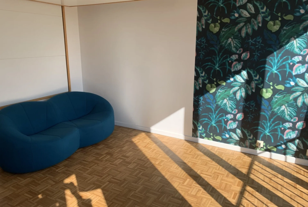 Studio à vendre à Courbevoie proche La Défense avec vue dégagée et parking 