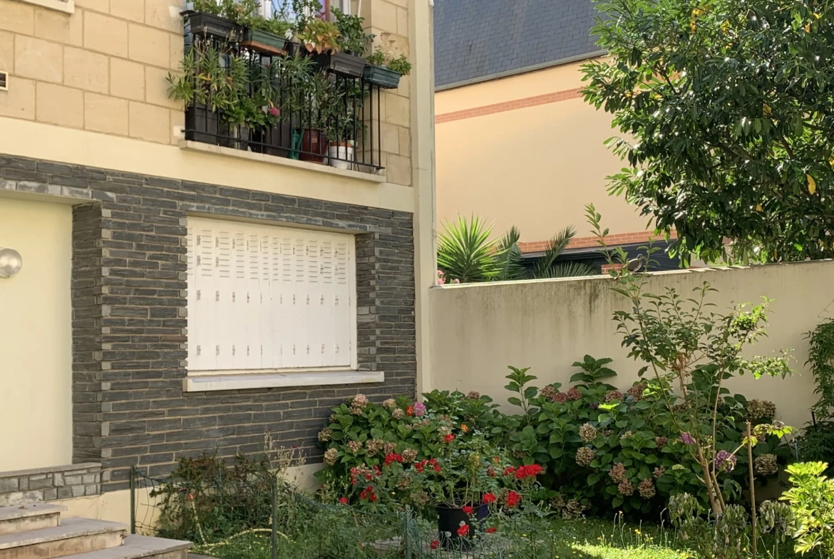 Studio à vendre à Courbevoie proche La Défense avec vue dégagée et parking 