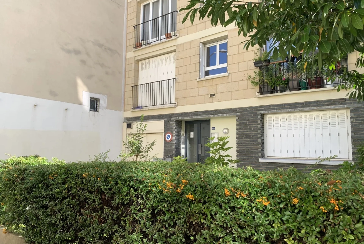 Studio à vendre à Courbevoie proche La Défense avec vue dégagée et parking 