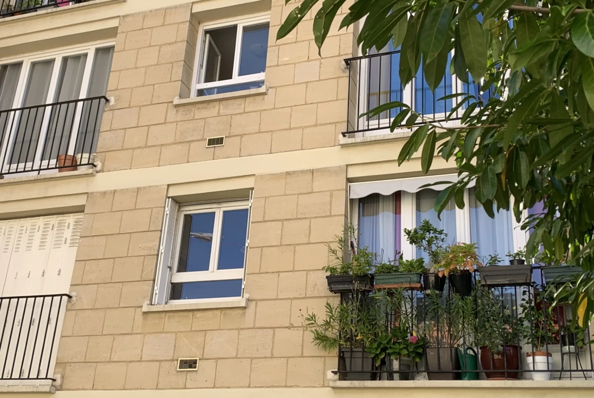 Studio à vendre à Courbevoie proche La Défense avec vue dégagée et parking 