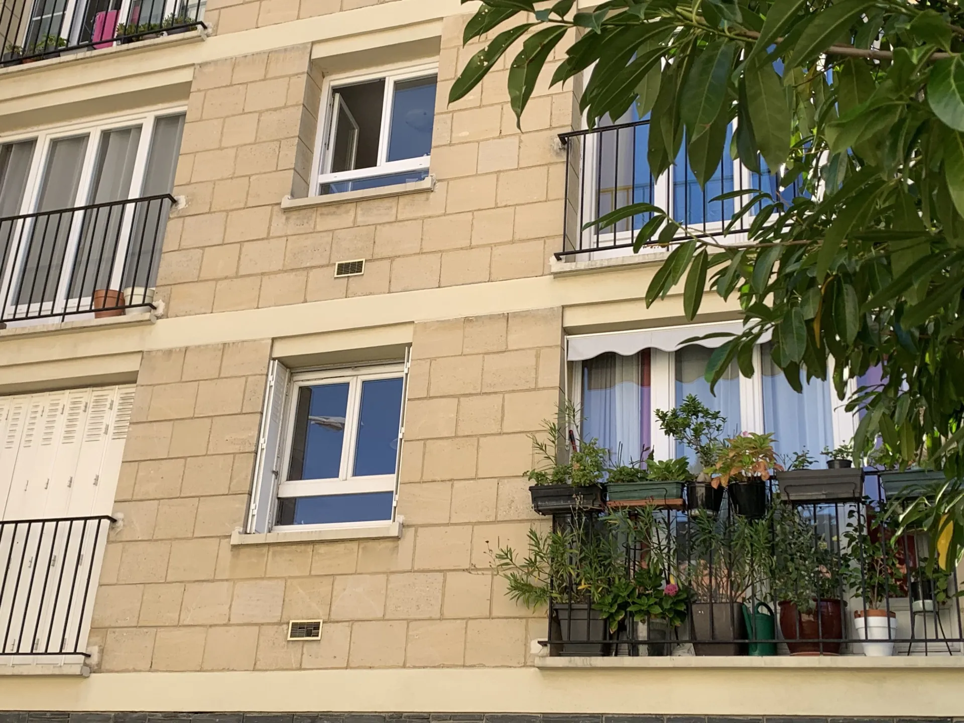 Studio à vendre à Courbevoie proche La Défense avec vue dégagée et parking 
