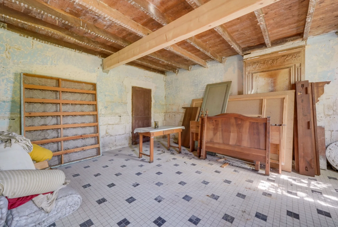 Maison à rénover de 105 m² avec parking à Galgon, proche commodités 