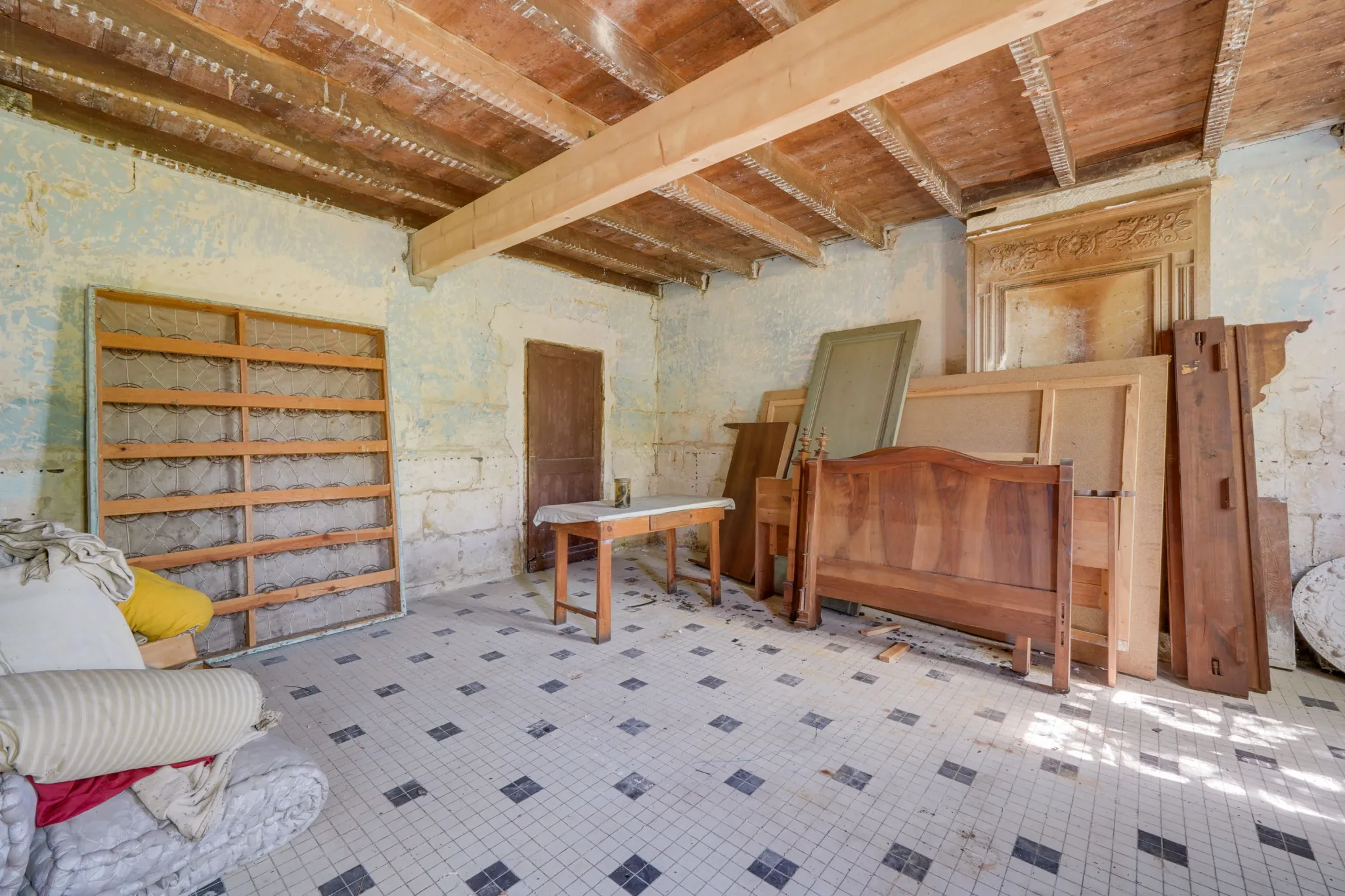 Maison à rénover de 105 m² avec parking à Galgon, proche commodités 