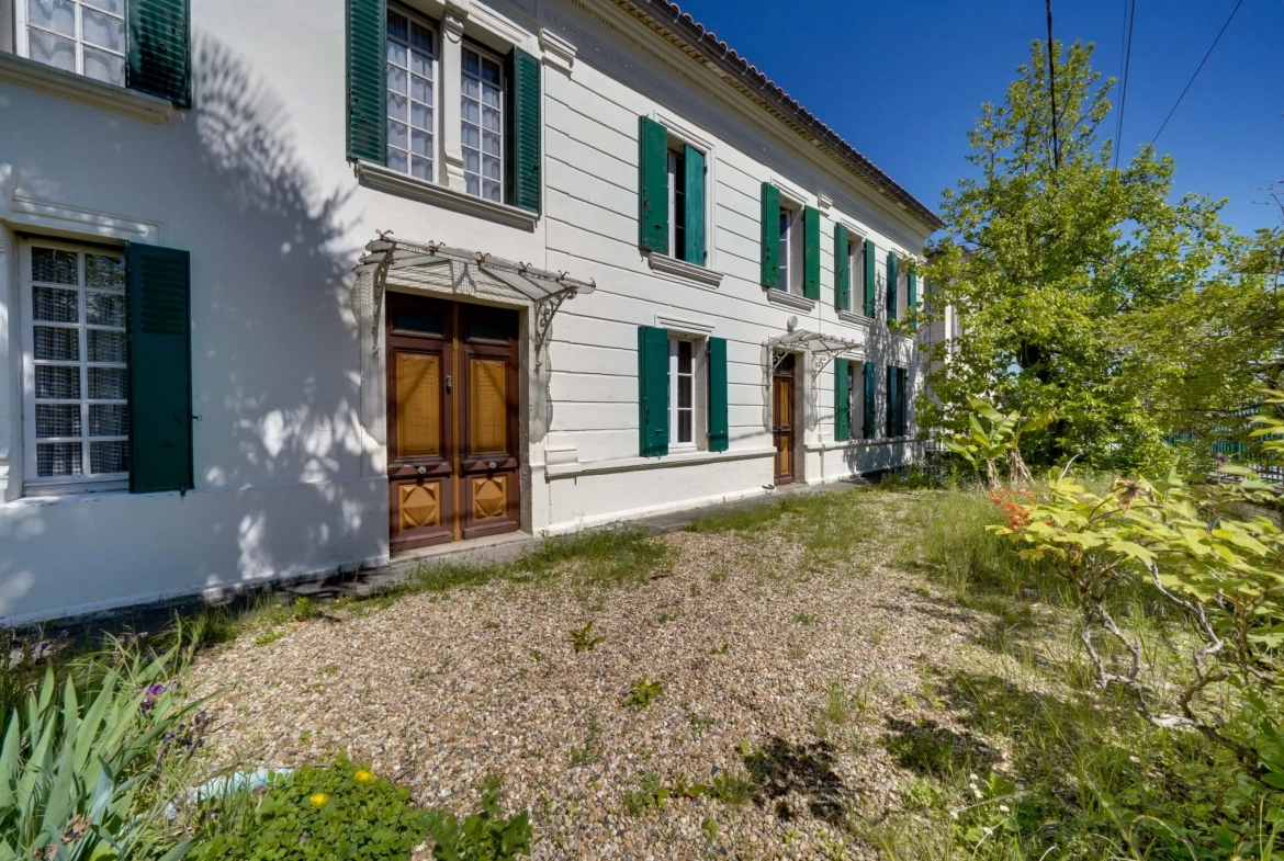 Maison à rénover de 105 m² avec parking à Galgon, proche commodités 