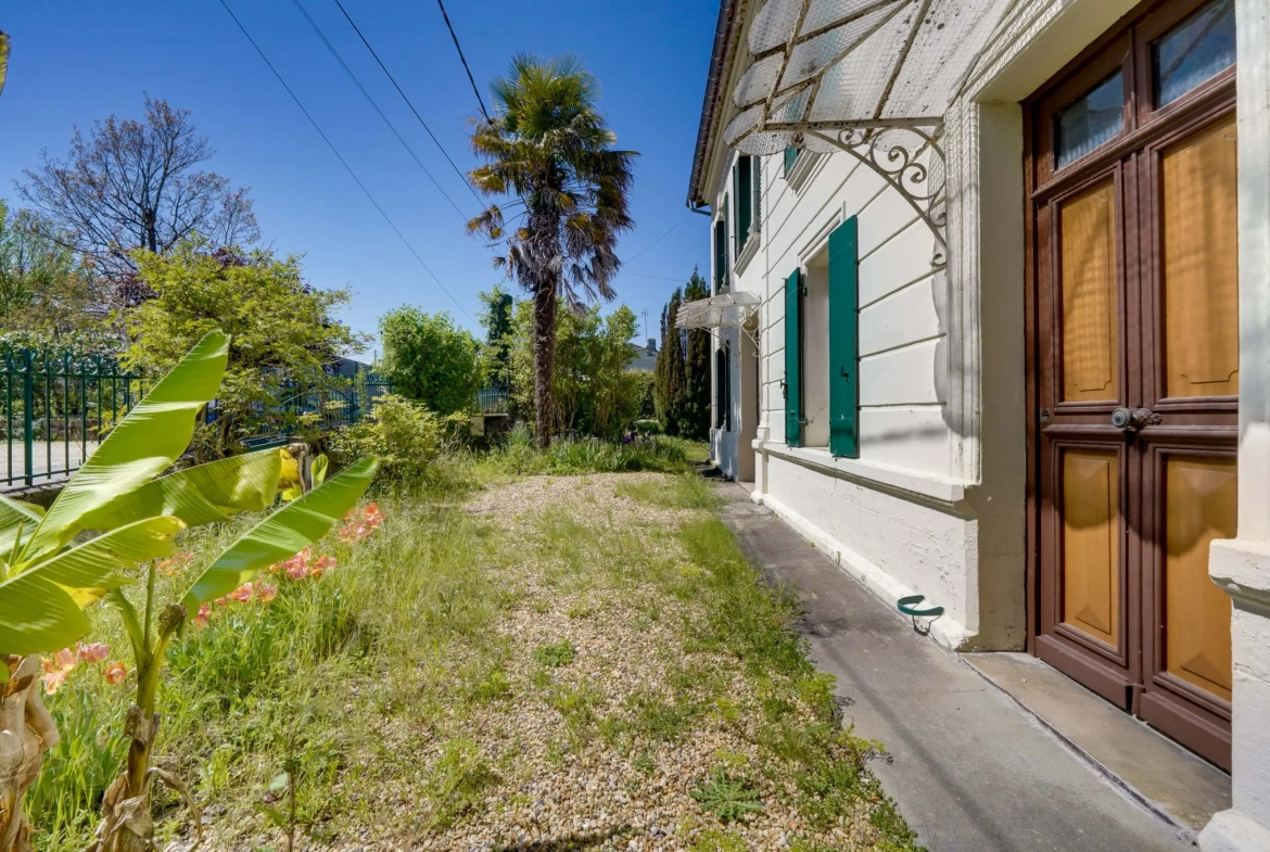 Maison à rénover de 105 m² avec parking à Galgon, proche commodités 