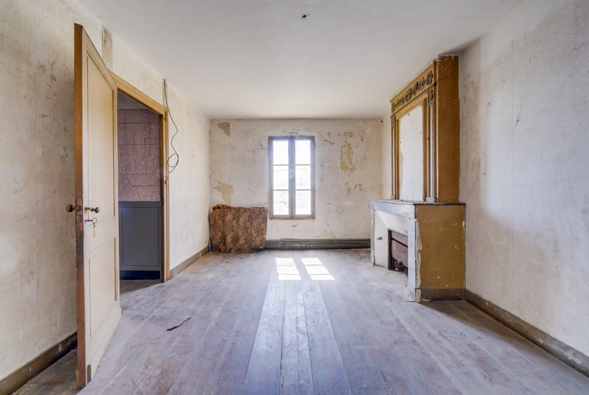 Maison à rénover de 105 m² avec parking à Galgon, proche commodités 