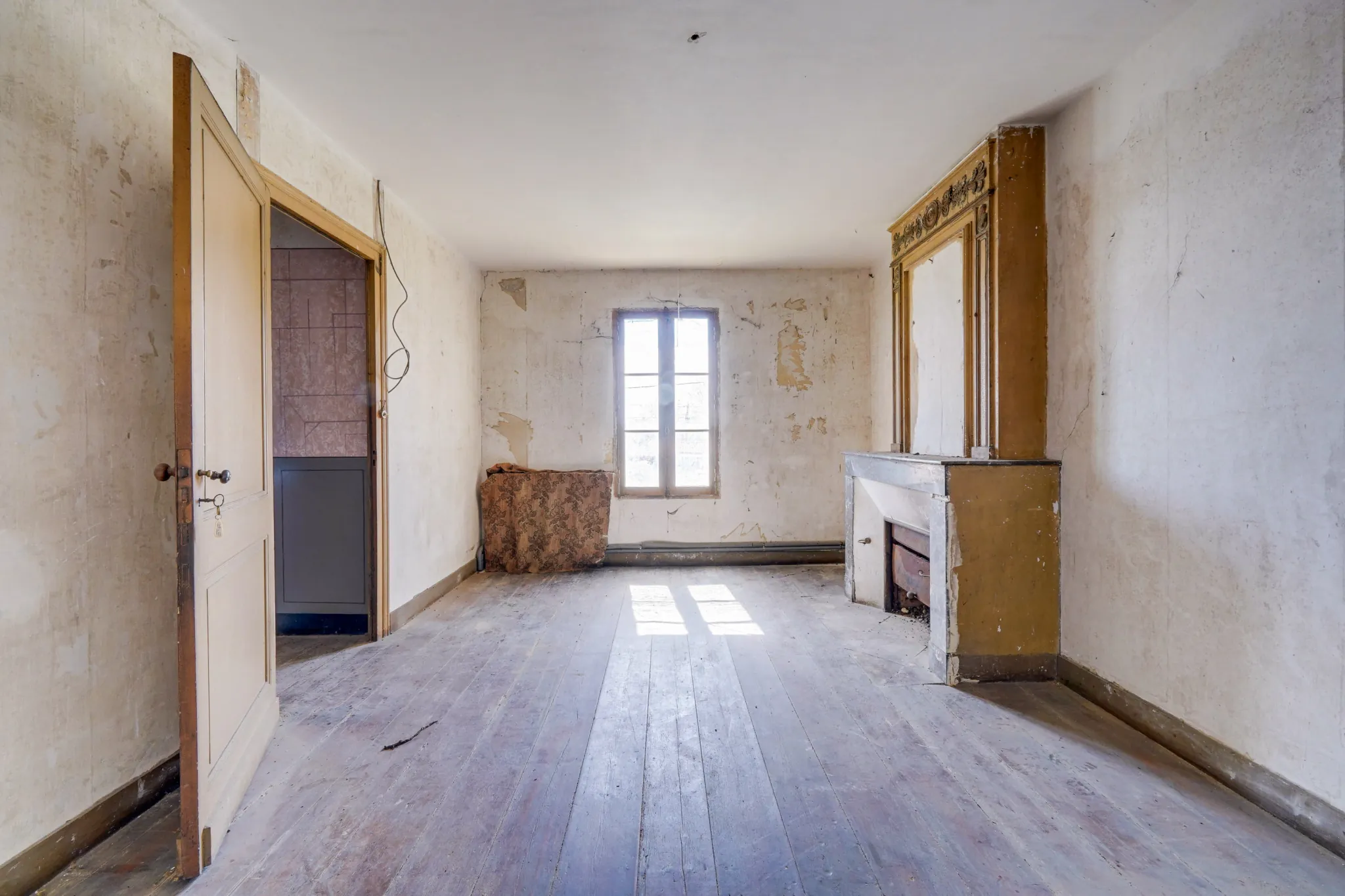 Maison à rénover de 105 m² avec parking à Galgon, proche commodités 