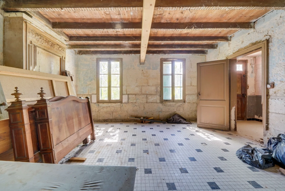 Maison à rénover de 105 m² avec parking à Galgon, proche commodités 