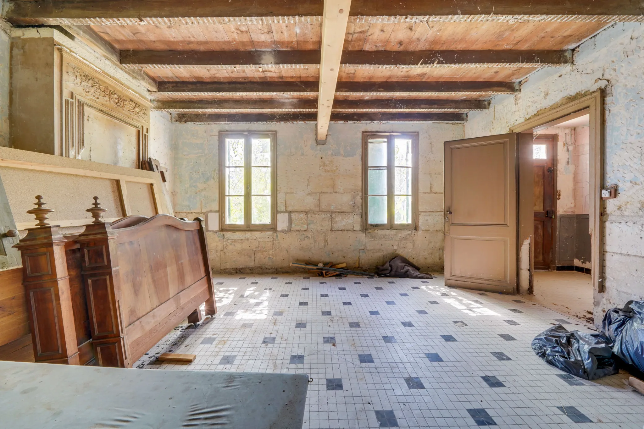 Maison à rénover de 105 m² avec parking à Galgon, proche commodités 