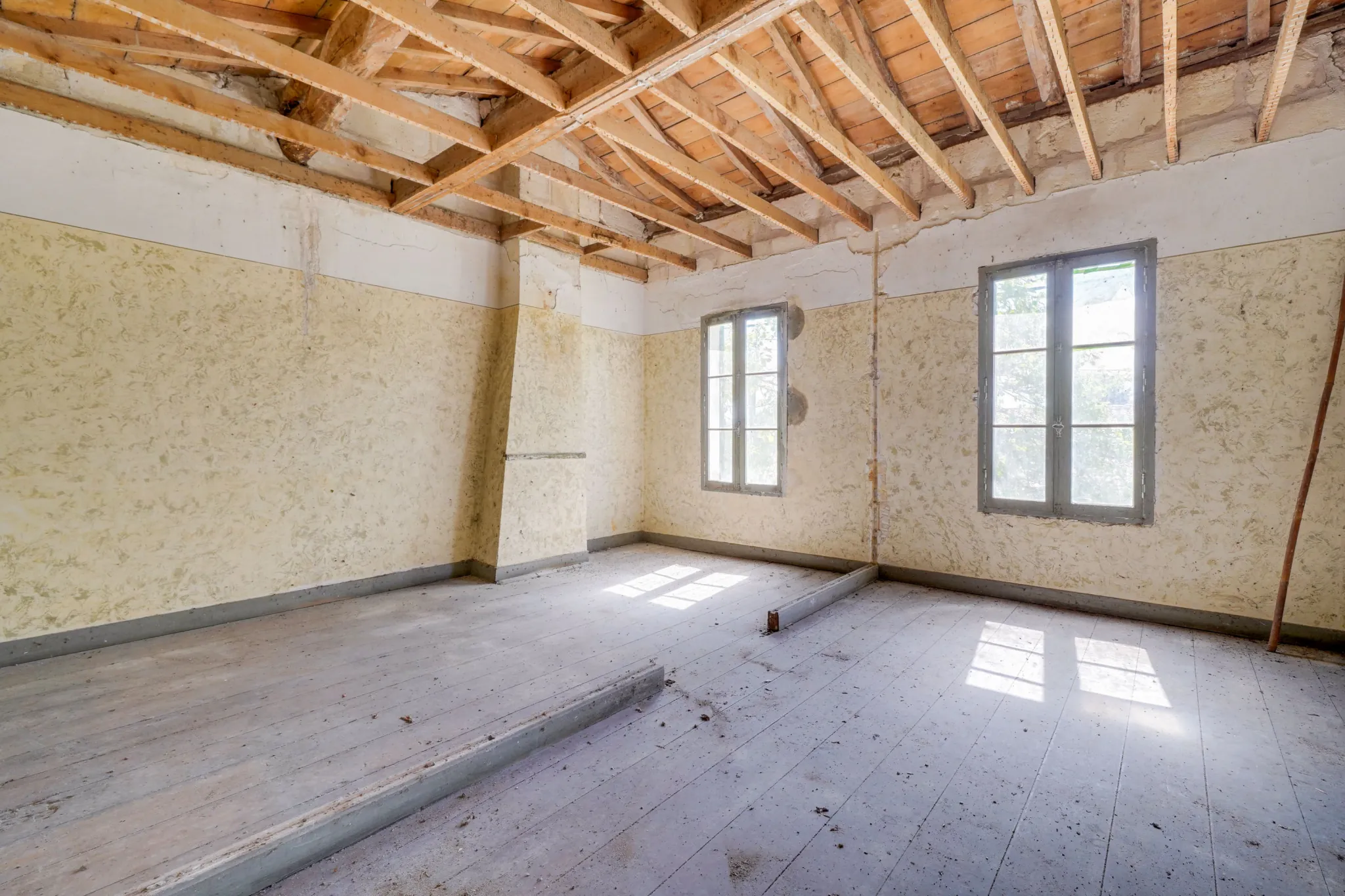 Maison à rénover de 105 m² avec parking à Galgon, proche commodités 