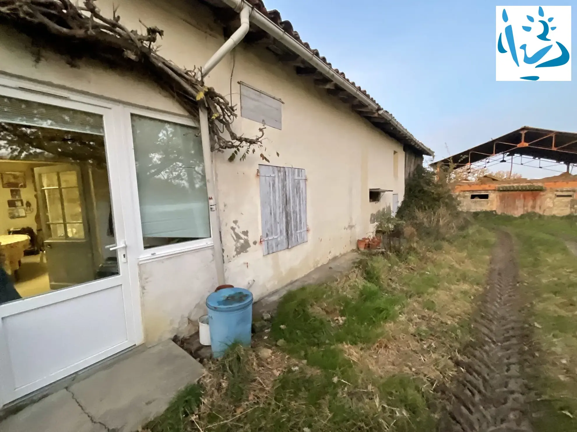 Maison ancienne à rénover à Sérignac avec grand terrain et dépendances 