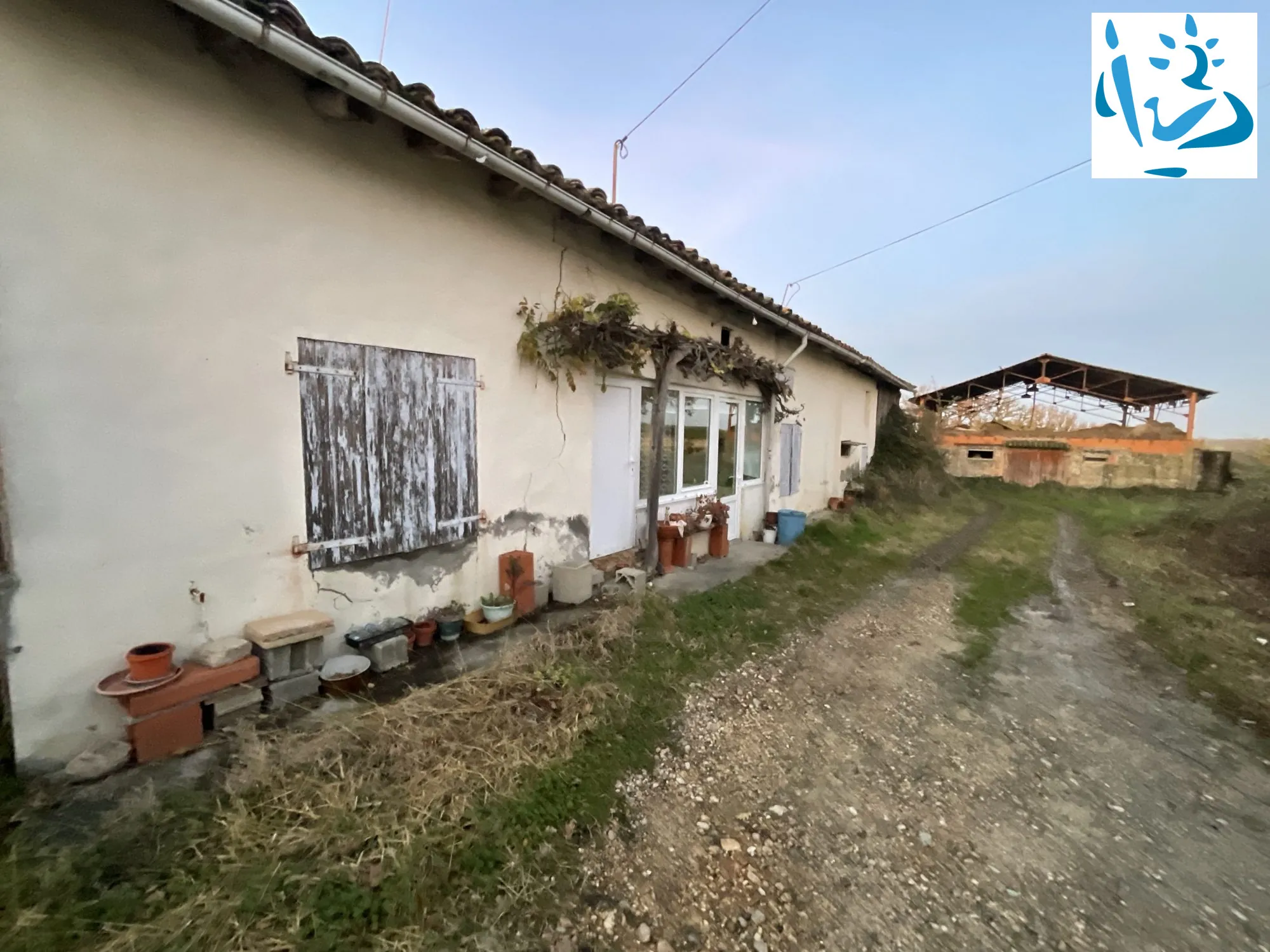 Maison ancienne à rénover à Sérignac avec grand terrain et dépendances 