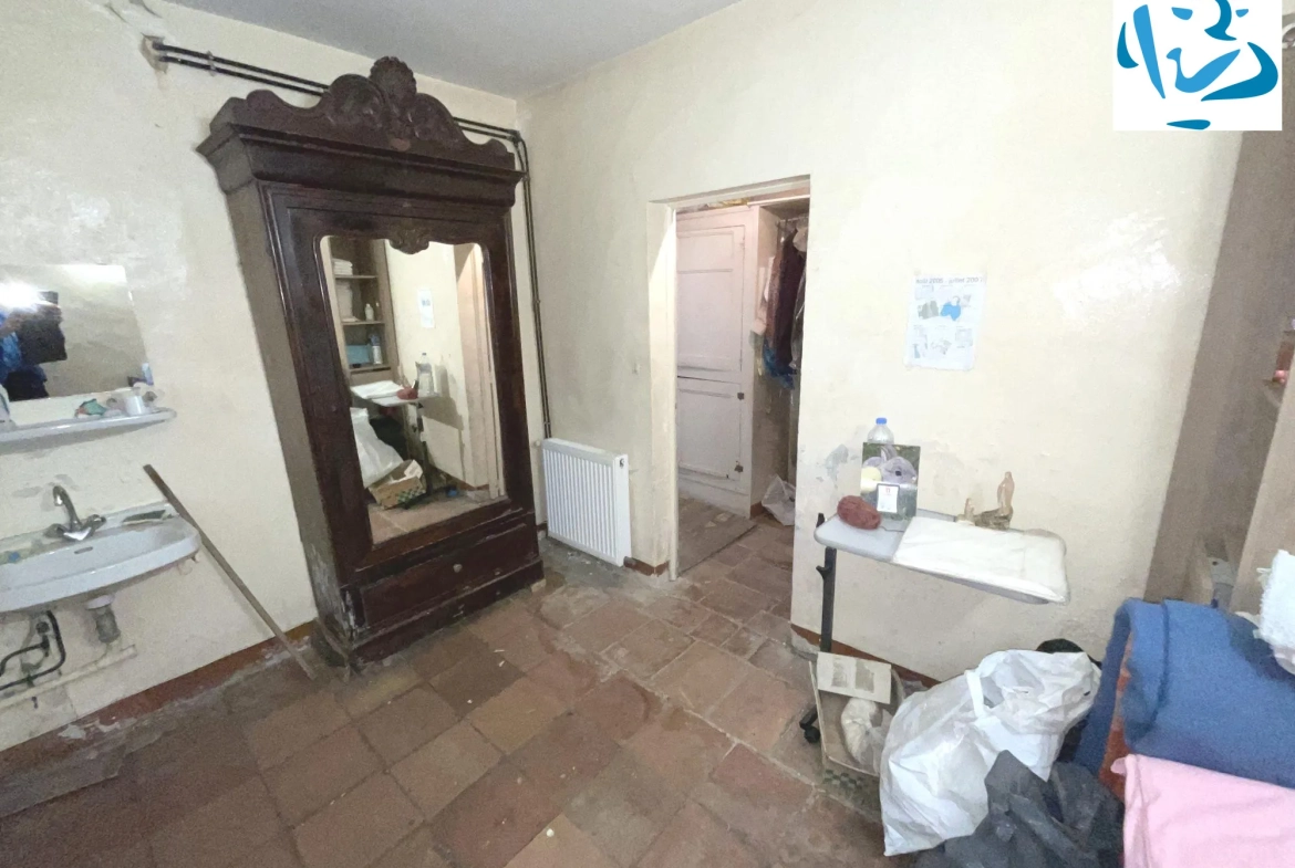 Maison ancienne à rénover à Sérignac avec grand terrain et dépendances 