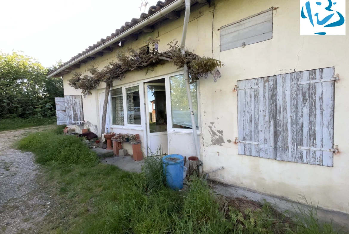 Maison ancienne à rénover à Sérignac avec grand terrain et dépendances 