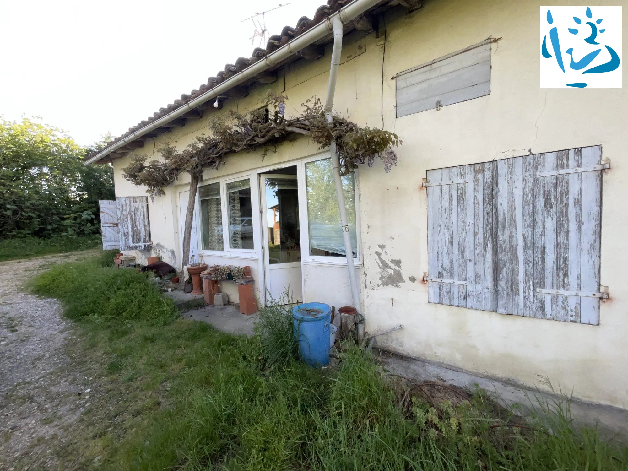Maison ancienne à rénover à Sérignac avec grand terrain et dépendances 