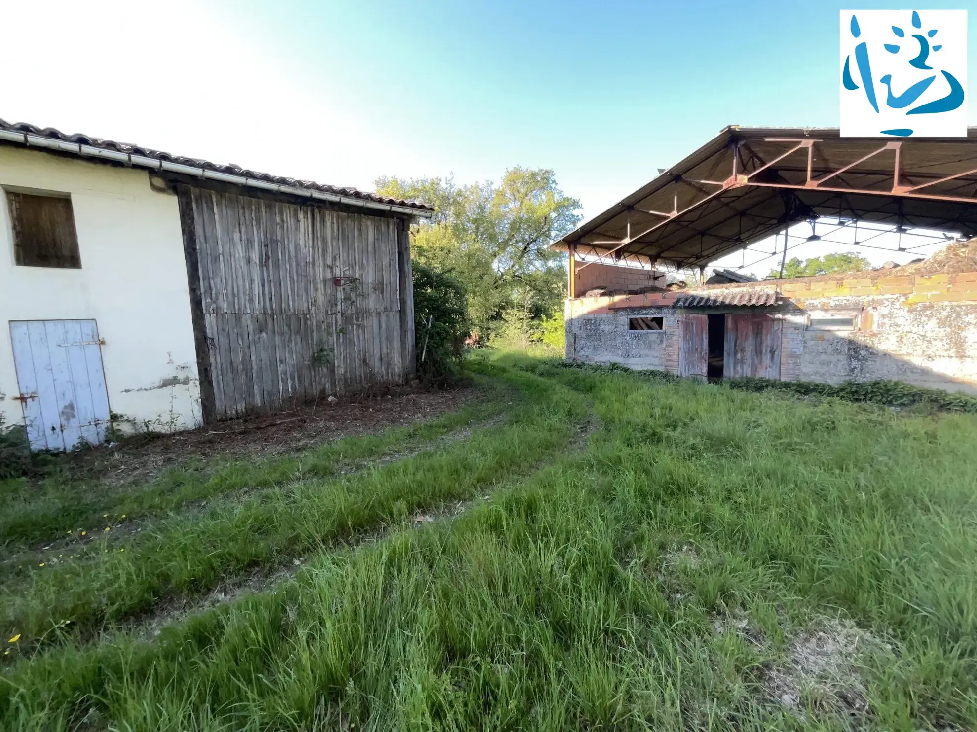 Maison ancienne à rénover à Sérignac avec grand terrain et dépendances 