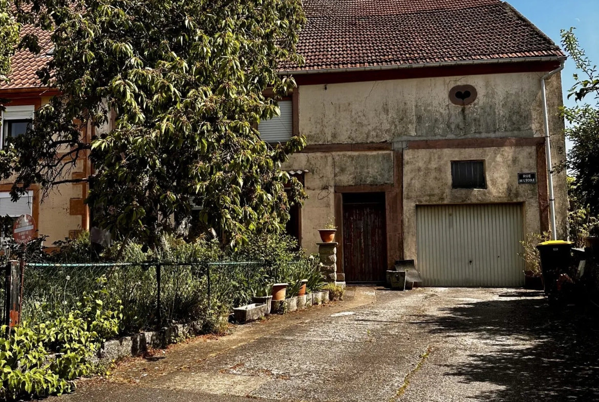 Maison à rénover ou terrain constructible sur grandTerrain à Bousbach 