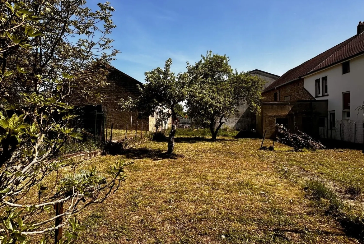 Maison à rénover ou terrain constructible sur grandTerrain à Bousbach 
