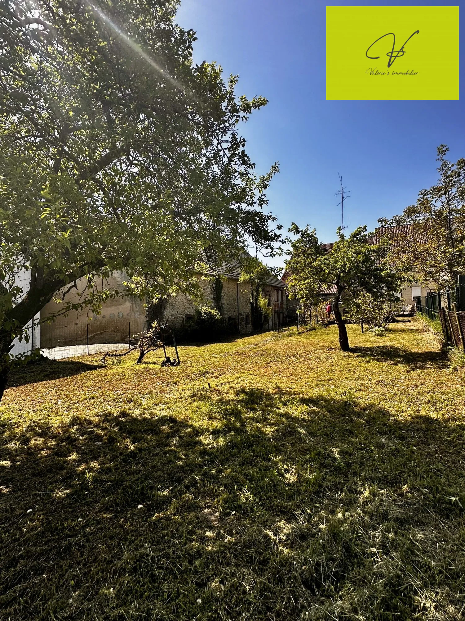 Maison à rénover ou terrain constructible sur grandTerrain à Bousbach 
