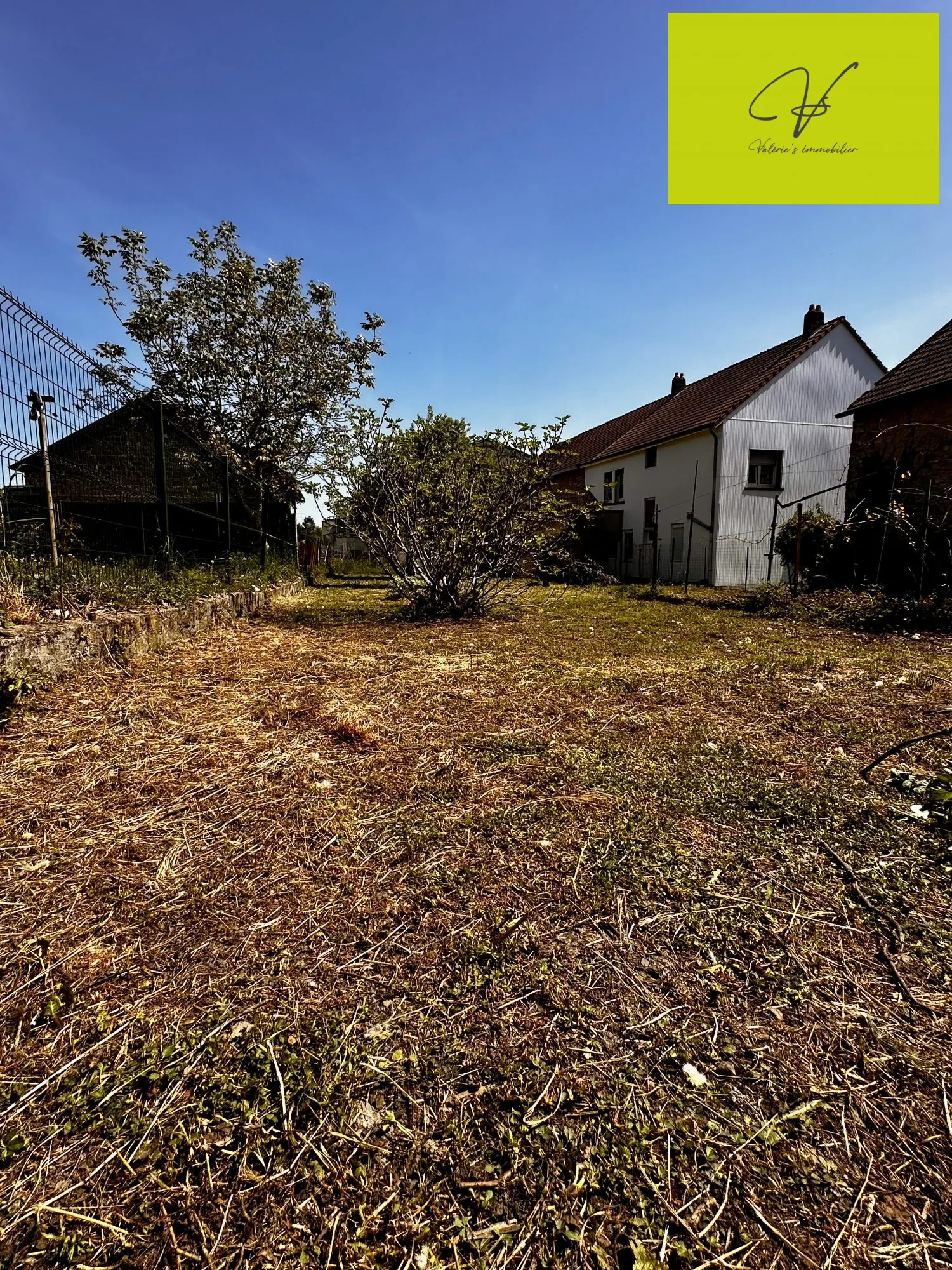 Maison à rénover ou terrain constructible sur grandTerrain à Bousbach 